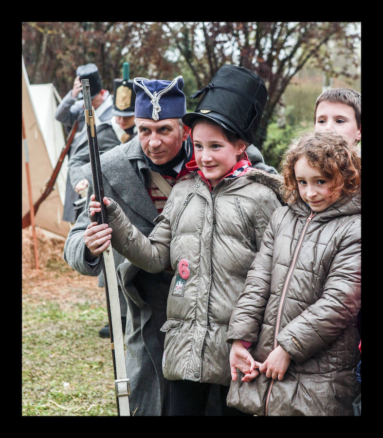 El aguacero chafó la réplica a pequeñísima escala de la refriega acontecida en 1813 en Vitoria, aunque el destacamento de soldados franceses ofreció a cambio explicaciones sobre su vestimenta, armamento y modo de vida 
