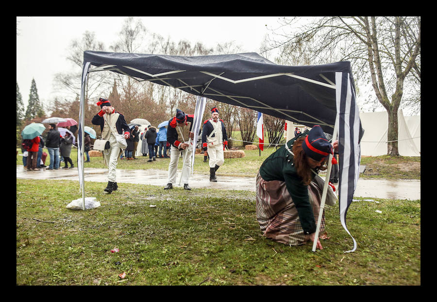 El aguacero chafó la réplica a pequeñísima escala de la refriega acontecida en 1813 en Vitoria, aunque el destacamento de soldados franceses ofreció a cambio explicaciones sobre su vestimenta, armamento y modo de vida 