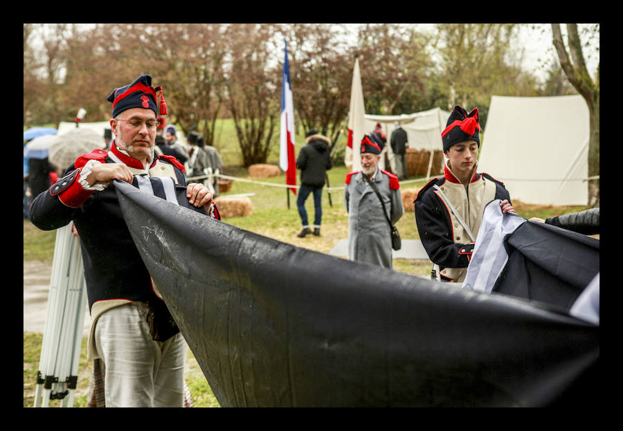 El aguacero chafó la réplica a pequeñísima escala de la refriega acontecida en 1813 en Vitoria, aunque el destacamento de soldados franceses ofreció a cambio explicaciones sobre su vestimenta, armamento y modo de vida 