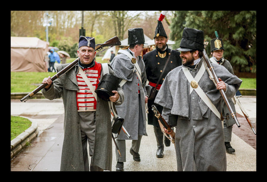 El aguacero chafó la réplica a pequeñísima escala de la refriega acontecida en 1813 en Vitoria, aunque el destacamento de soldados franceses ofreció a cambio explicaciones sobre su vestimenta, armamento y modo de vida 