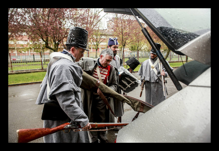 El aguacero chafó la réplica a pequeñísima escala de la refriega acontecida en 1813 en Vitoria, aunque el destacamento de soldados franceses ofreció a cambio explicaciones sobre su vestimenta, armamento y modo de vida 