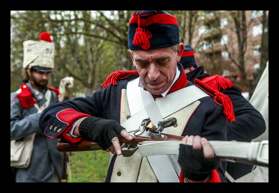 El aguacero chafó la réplica a pequeñísima escala de la refriega acontecida en 1813 en Vitoria, aunque el destacamento de soldados franceses ofreció a cambio explicaciones sobre su vestimenta, armamento y modo de vida 