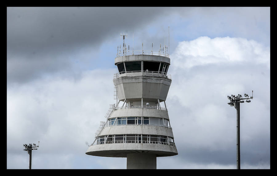 EL CORREO accede a la torre de control, que coordinó más de 8.400 vuelos el último año.