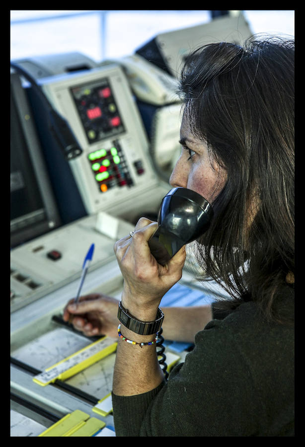 EL CORREO accede a la torre de control, que coordinó más de 8.400 vuelos el último año.