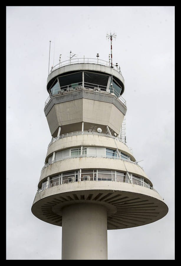 EL CORREO accede a la torre de control, que coordinó más de 8.400 vuelos el último año.