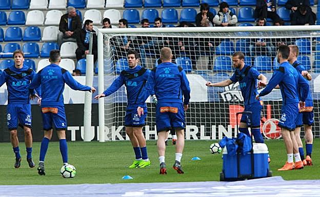 Calentamiento del Alavés. 