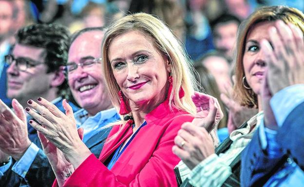 Cifuentes aplaude la intervención de un ponente junto a la 'número dos' del partido, María Dolores de Cospedal.