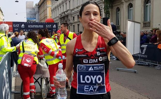 Elena Loyo saluda satisfecha tras concluir el maratón de Milán. 