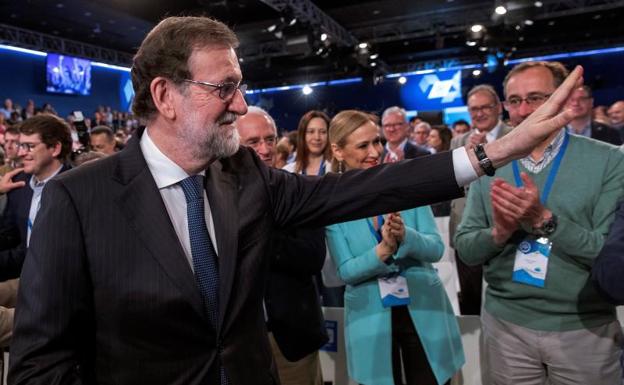 Mariano Rajoy saluda a los asistentes al comienzo del acto de clausura de la Convención Nacional del PP.