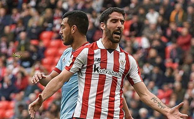 Raúl García se lamenta ante el Celta.