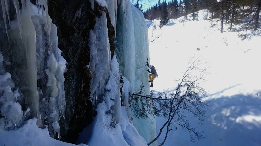 Los escaladores vitorianos han cambiado de registro para ascender por espectaculares y efímeras cascadas heladas. Lo han hecho en compañía de los experimentados alpinistas mallorquines José García, Joan Riera, Dalila Llanos y Susana López.