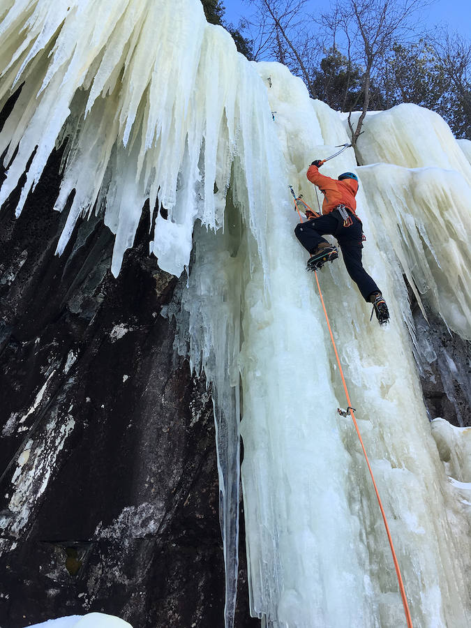 Los escaladores vitorianos han cambiado de registro para ascender por espectaculares y efímeras cascadas heladas. Lo han hecho en compañía de los experimentados alpinistas mallorquines José García, Joan Riera, Dalila Llanos y Susana López.