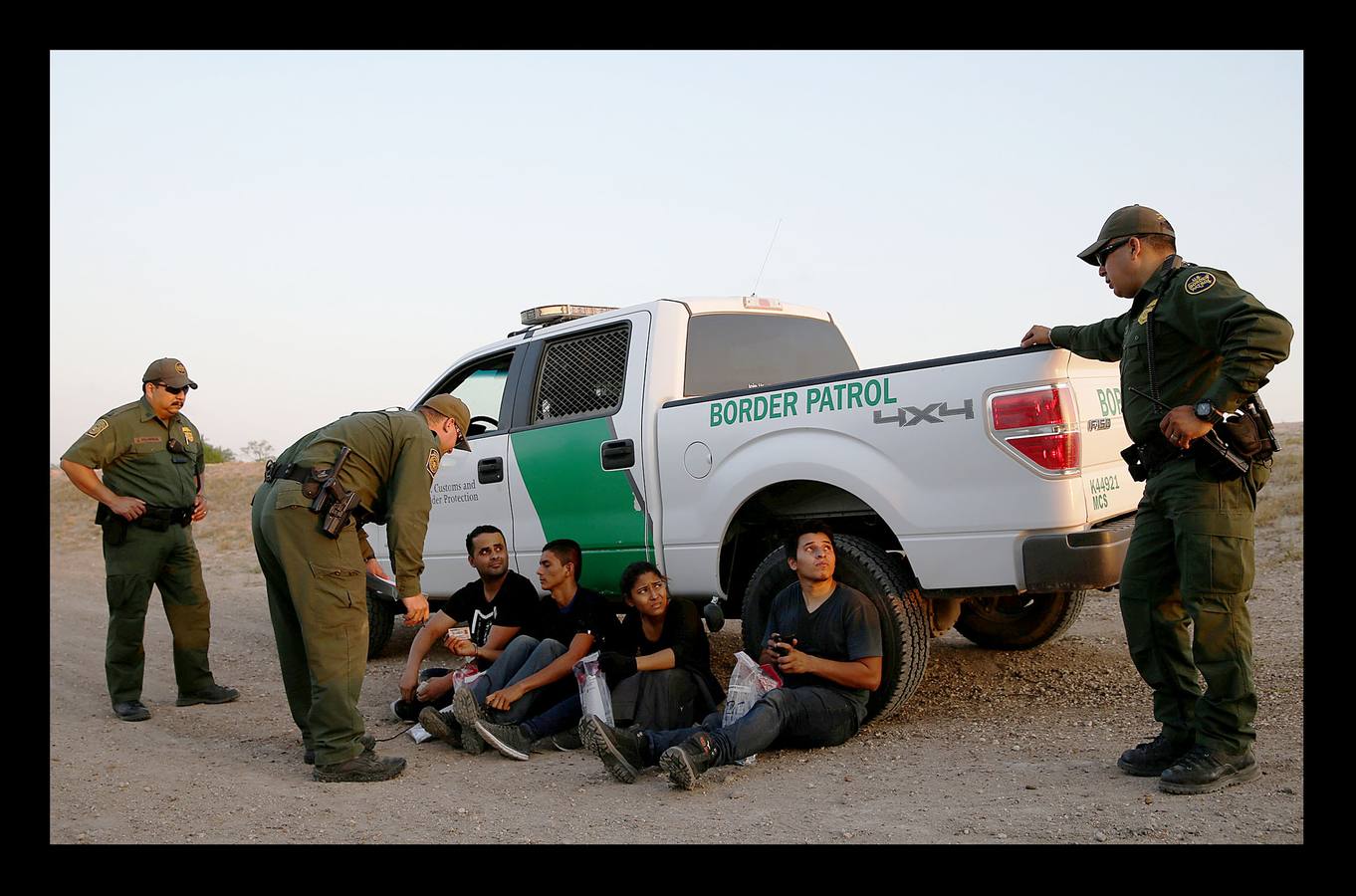 En el Valle de Río Grande, que abarca 19 condados y 17.000 millas cuadradas, en Texas, muy cerca de la frontera entre Estados Unidos y Méjico, apenas existía tráfico de drogas y de personas hasta hace unos años. Ahora, en sólo una semana, agentes de la patrulla fronteriza han decomisado cuatro toneladas de marihuana y, a lo largo de 2017 fueron detenidos alrededor de 200.000 inmigrantes ilegales. Las fotografías han sido tomadas en la localidad tejana de McAllen. 