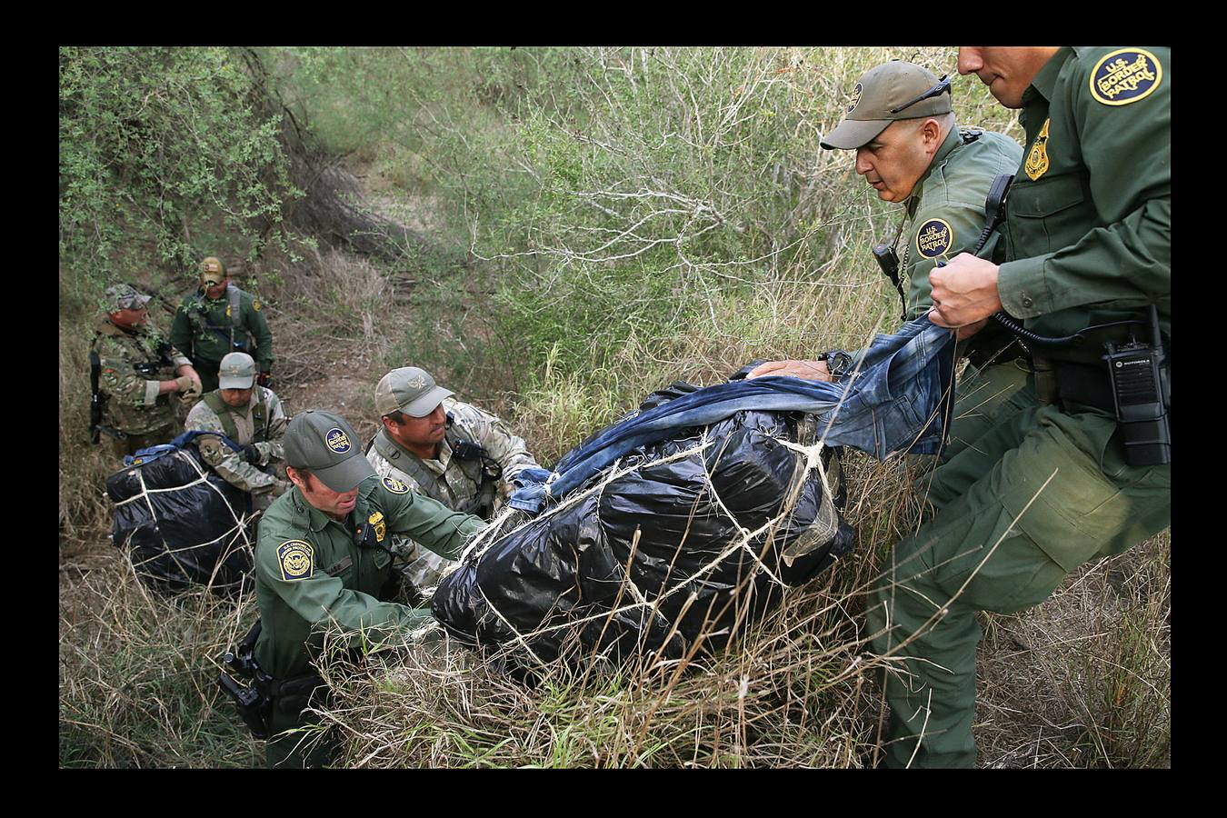 En el Valle de Río Grande, que abarca 19 condados y 17.000 millas cuadradas, en Texas, muy cerca de la frontera entre Estados Unidos y Méjico, apenas existía tráfico de drogas y de personas hasta hace unos años. Ahora, en sólo una semana, agentes de la patrulla fronteriza han decomisado cuatro toneladas de marihuana y, a lo largo de 2017 fueron detenidos alrededor de 200.000 inmigrantes ilegales. Las fotografías han sido tomadas en la localidad tejana de McAllen. 