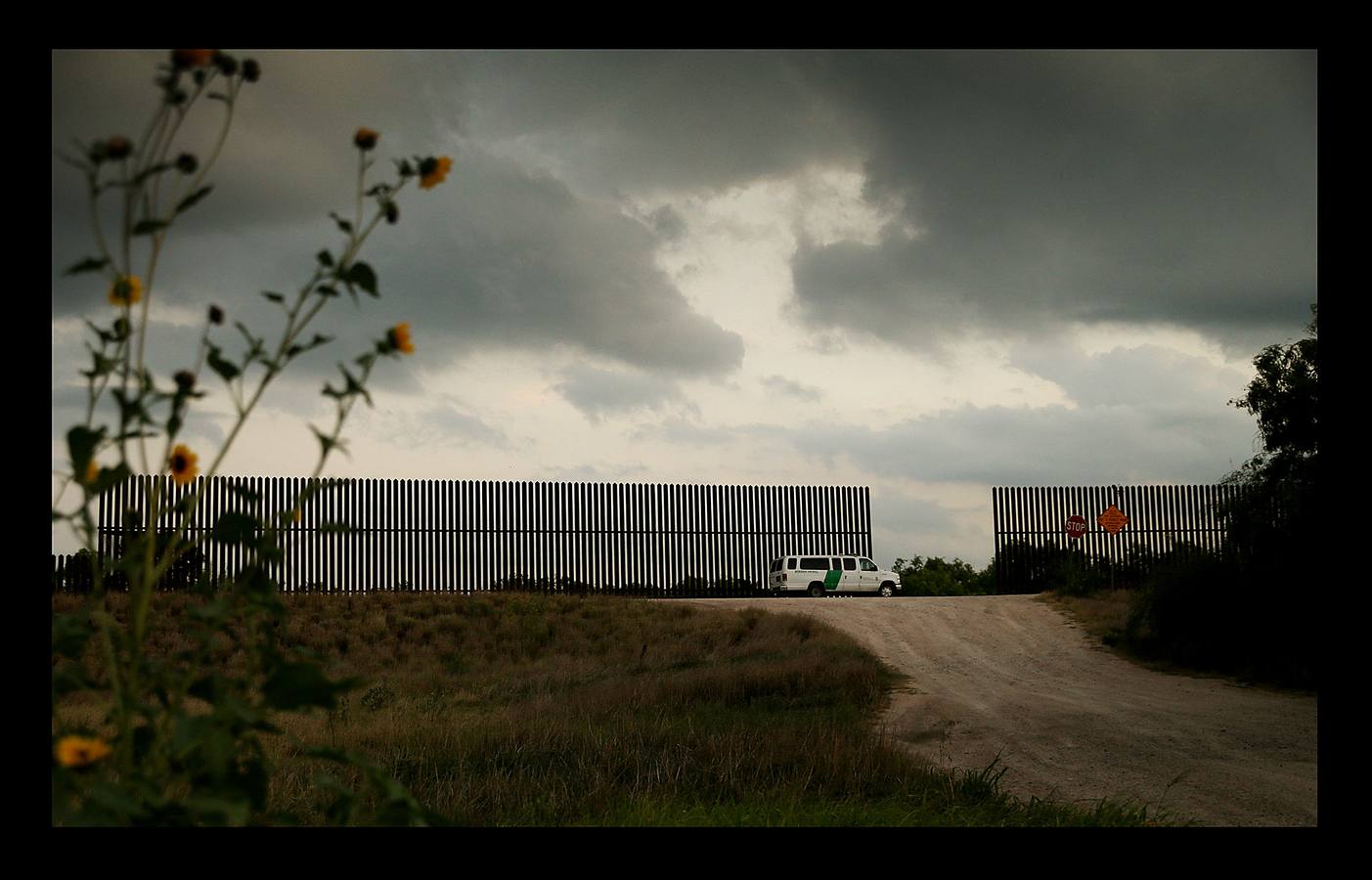 En el Valle de Río Grande, que abarca 19 condados y 17.000 millas cuadradas, en Texas, muy cerca de la frontera entre Estados Unidos y Méjico, apenas existía tráfico de drogas y de personas hasta hace unos años. Ahora, en sólo una semana, agentes de la patrulla fronteriza han decomisado cuatro toneladas de marihuana y, a lo largo de 2017 fueron detenidos alrededor de 200.000 inmigrantes ilegales. Las fotografías han sido tomadas en la localidad tejana de McAllen. 