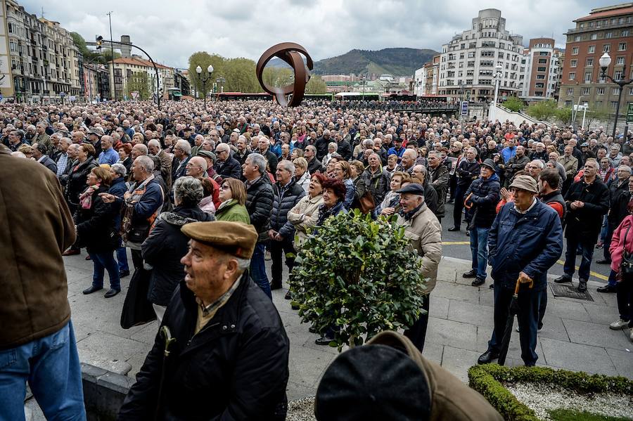 Fotos: Los lunes son para los pensionistas en Bilbao
