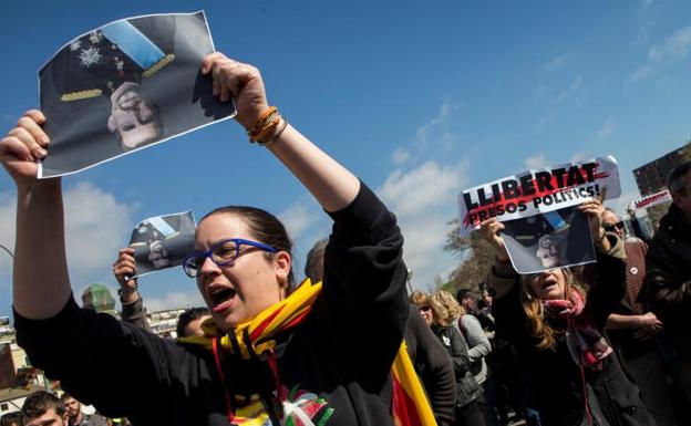 Unas 500 personas protestan por la presencia del Rey en Barcelona