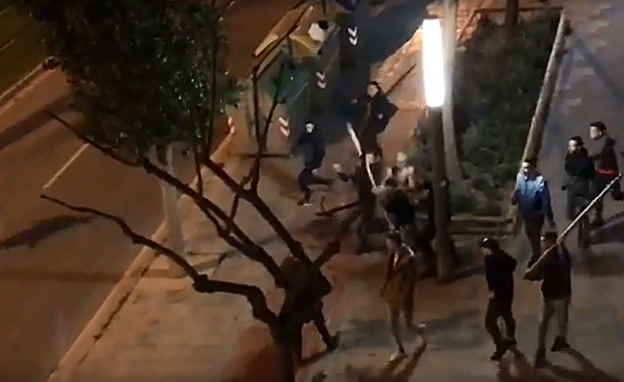 Impactantes imágenes de la pelea en Cornellà de Llobregat.