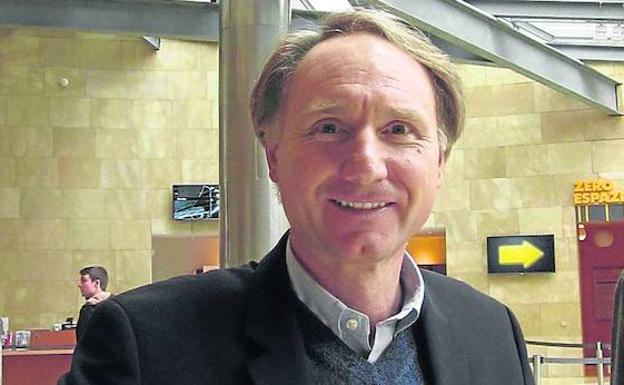 Dan Brown firma en el libro de visitas del Guggenheim en 2015.