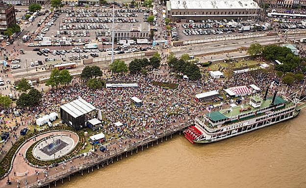 Cientos de personas se divierten en un festival a orillas del Misisipi.