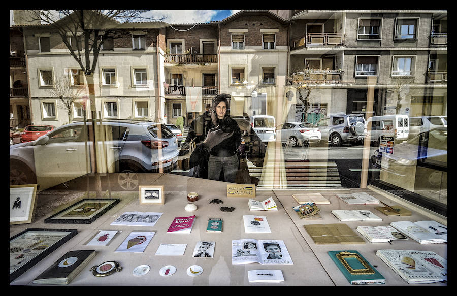 Heredó la tienda de modas de señora de su familia. Allí, entre musas en rebequitas de perlé, encontró inspiración para sus audaces ilustraciones