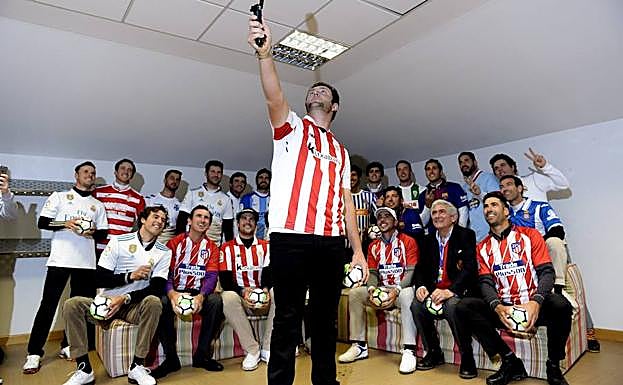 Rahm realiza un selfi con la elástica del Athletic, la cual también viste Samuel del Val en primera fila.