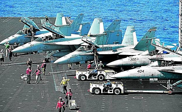 MArineros revisan cazas en el portaviones 'Theodore Roosevelt'