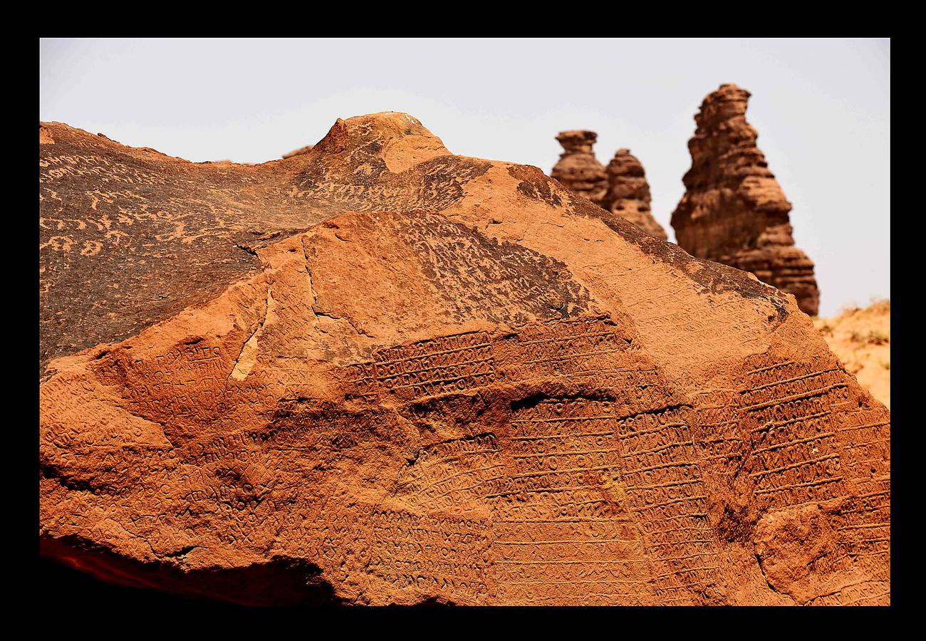 Madain Saleh es un conjunto de restos arqueológicos tallados en roca arenisca, considerados los segundos más importantes de la cultura nabatea después de Petra. Emplazados cerca de la ciudad de Al-Hula, al noroeste de Arabia Saudí, emergen en el desierto como gigantescas rocas labradas en forma de palacios, templos y grandes tumbas de hasta 16 metros de altura. Al-Ula, un área poco conocida, rica en vestigios de este tipo, que fue alguna vez encrucijada de civilizaciones, es vista como una joya turística en Arabia Saudí, que este año comenzará a emitir visas para turistas por primera vez.