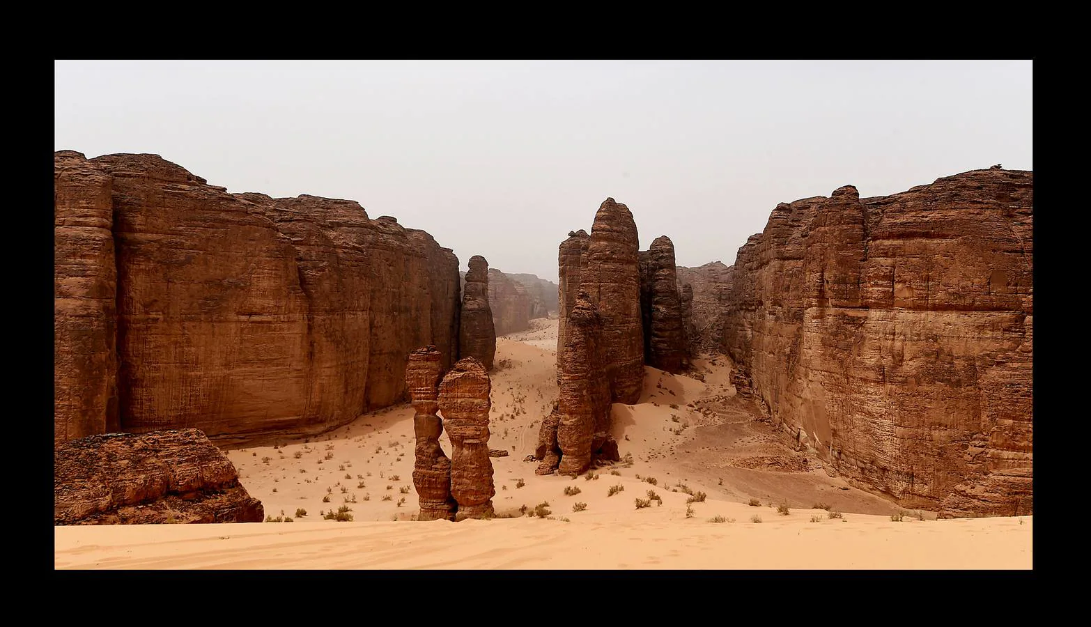 Madain Saleh es un conjunto de restos arqueológicos tallados en roca arenisca, considerados los segundos más importantes de la cultura nabatea después de Petra. Emplazados cerca de la ciudad de Al-Hula, al noroeste de Arabia Saudí, emergen en el desierto como gigantescas rocas labradas en forma de palacios, templos y grandes tumbas de hasta 16 metros de altura. Al-Ula, un área poco conocida, rica en vestigios de este tipo, que fue alguna vez encrucijada de civilizaciones, es vista como una joya turística en Arabia Saudí, que este año comenzará a emitir visas para turistas por primera vez.