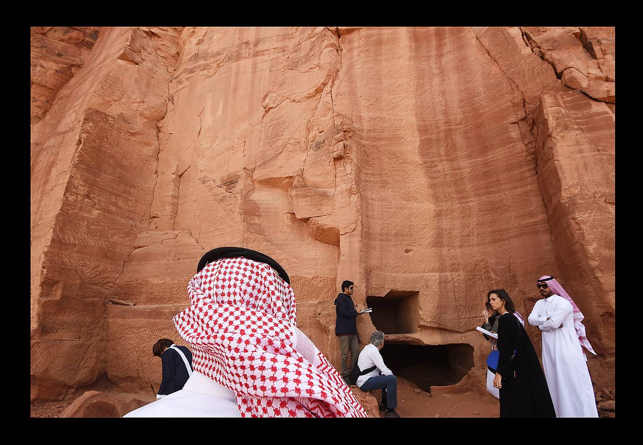 Madain Saleh es un conjunto de restos arqueológicos tallados en roca arenisca, considerados los segundos más importantes de la cultura nabatea después de Petra. Emplazados cerca de la ciudad de Al-Hula, al noroeste de Arabia Saudí, emergen en el desierto como gigantescas rocas labradas en forma de palacios, templos y grandes tumbas de hasta 16 metros de altura. Al-Ula, un área poco conocida, rica en vestigios de este tipo, que fue alguna vez encrucijada de civilizaciones, es vista como una joya turística en Arabia Saudí, que este año comenzará a emitir visas para turistas por primera vez.