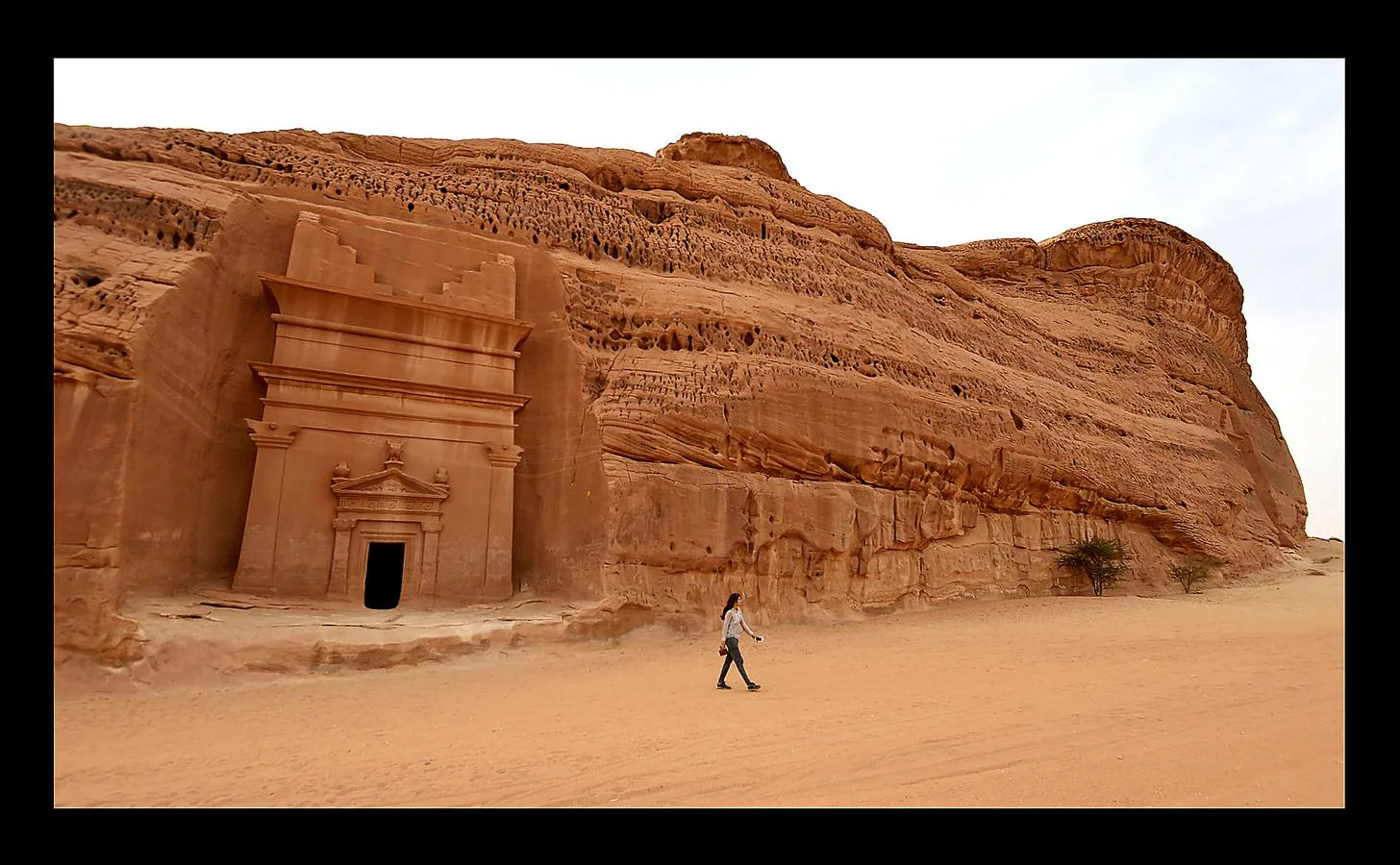 Madain Saleh es un conjunto de restos arqueológicos tallados en roca arenisca, considerados los segundos más importantes de la cultura nabatea después de Petra. Emplazados cerca de la ciudad de Al-Hula, al noroeste de Arabia Saudí, emergen en el desierto como gigantescas rocas labradas en forma de palacios, templos y grandes tumbas de hasta 16 metros de altura. Al-Ula, un área poco conocida, rica en vestigios de este tipo, que fue alguna vez encrucijada de civilizaciones, es vista como una joya turística en Arabia Saudí, que este año comenzará a emitir visas para turistas por primera vez.