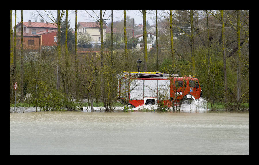 El río alavés ya se ha salido de su cauce en los puntos habituales como Abetxuko, Iurre y Asteguieta