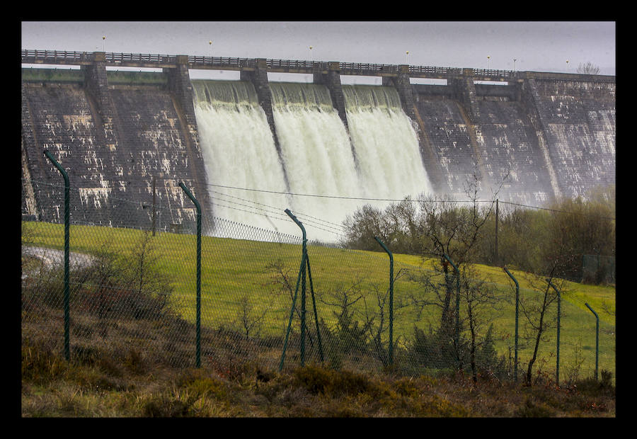 El río alavés ya se ha salido de su cauce en los puntos habituales como Abetxuko, Iurre y Asteguieta