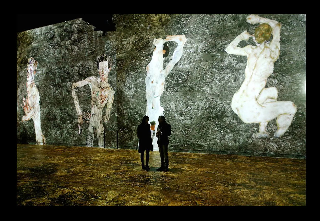 La pintura de Gustav Klimt se exhibe en el L'Atelier des Lumières, una antigua fundición convertida en Centro de Arte Digital, que estos días ha abierto las puertas en París. 