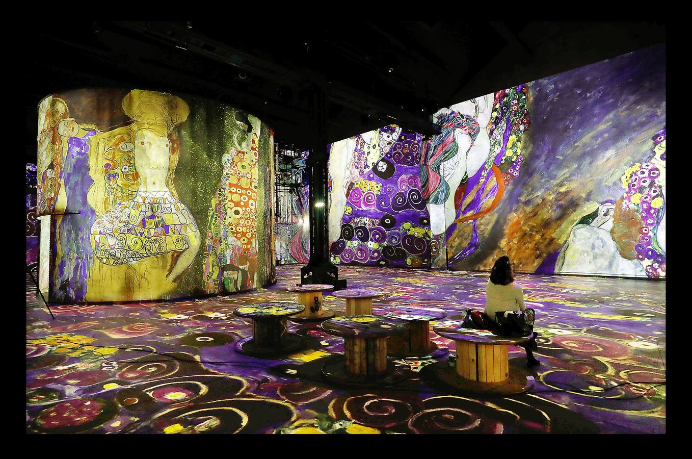 La pintura de Gustav Klimt se exhibe en el L'Atelier des Lumières, una antigua fundición convertida en Centro de Arte Digital, que estos días ha abierto las puertas en París. 