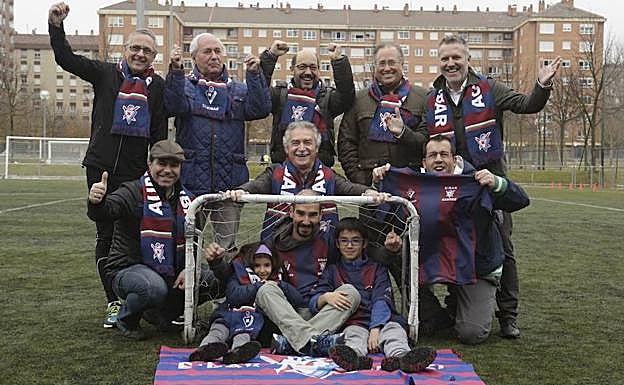Diego Verdejo, el segundo, por la izquierda en la fila superior, posa con otros compañeros de la peña Eibar Gasteiz.
