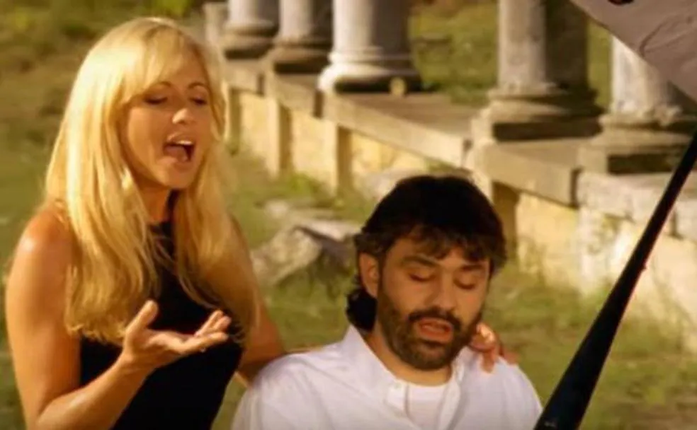 Marta Sánchez y Andrea Bocelli, en una imagen del videoclip que se popularizó en España.