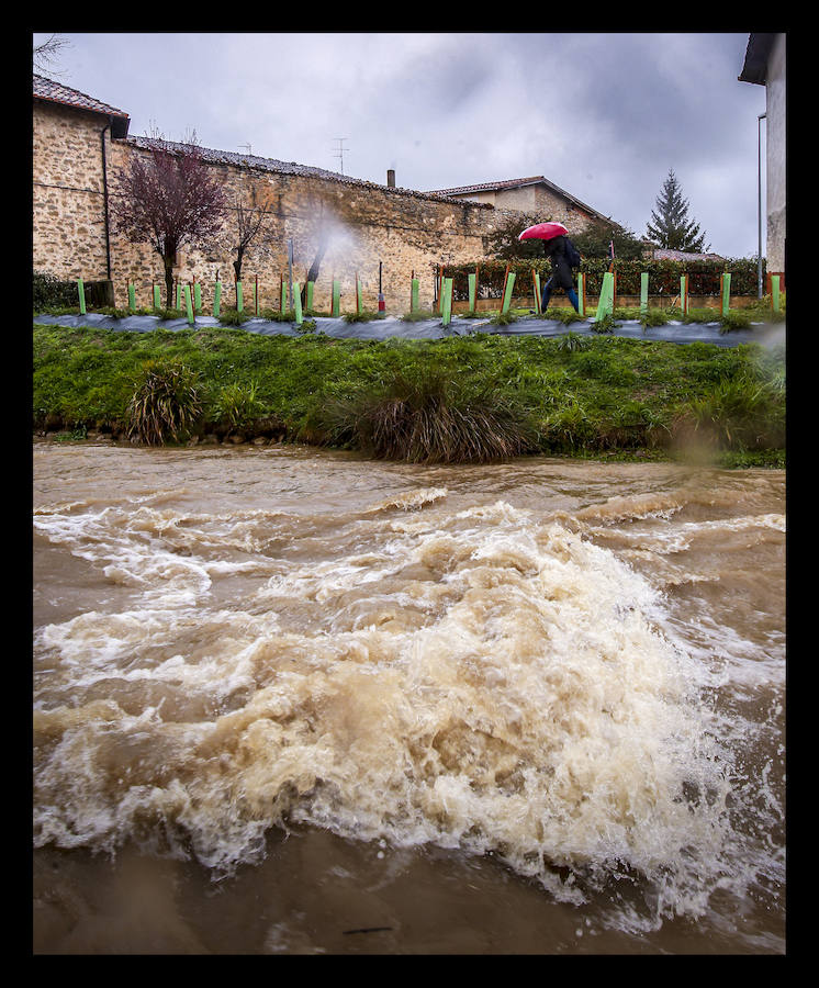 El río alavés ya se ha salido de su cauce en los puntos habituales como Abetxuko, Iurre y Asteguieta