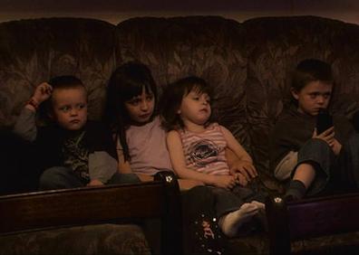 Imagen secundaria 1 - John Simm, Shirley Henderson y los niños protagonistas de 'Everyday' (2012).