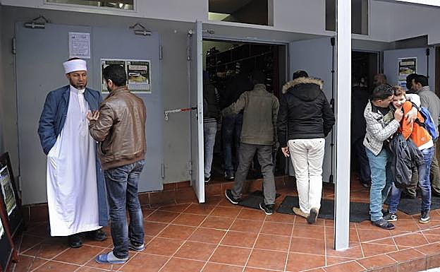 Fieles acuden al rezo en una mezquita de Bilbao. 