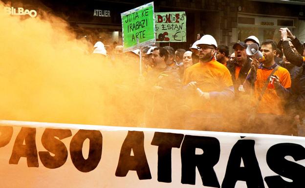 Concentración de los trabajadores de Tubos Reunidos este jueves en Bilbao.