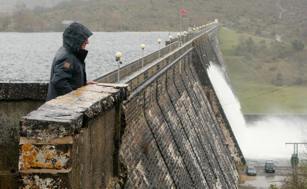 Un hombre observa el desembalse en la presa de Ullibarri. 