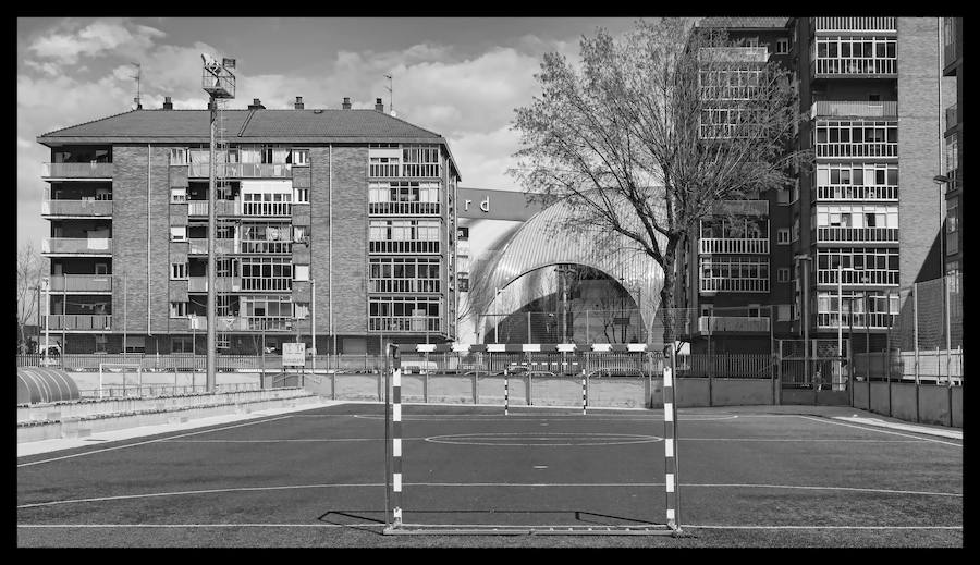 El físico y expolítico Raúl Reyero presenta este viernes el libro que documenta un viaje pausado por la ciudad a través de 375 fotografías en blanco y negro.