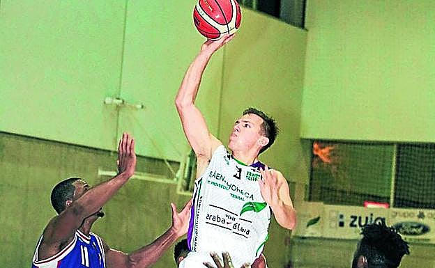 Dee se dispone a lanzar a canasta en el duelo de ida. 