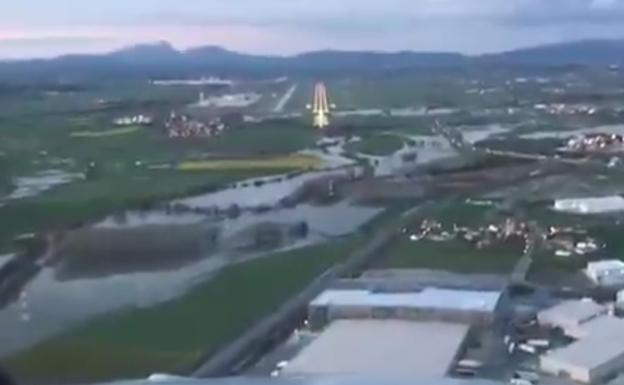 Captura del vídeo donde se observa cómo el agua inundó Foronda hasta el pie de pista.