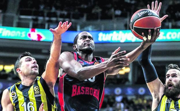 Rodrigue Beaubois se abre paso entre los dos pilares del Fenerbahce, Kostas Sloukas y Luigi 'Gigi' Datome. 