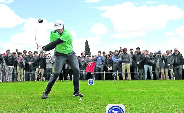 Jon Rahm se dispone a salir con el driver durante la segunda jornada de un Open de España que le reclama como una estrella. 