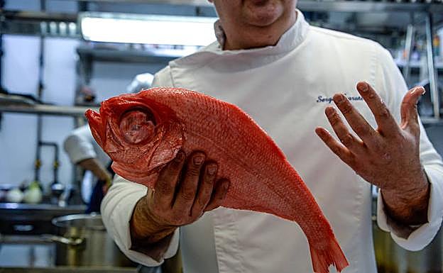 El rey de los ojos saltones. También llamado besugo rey, se trata de un pescado que (como pasa con el rape) ha ido ganándose un puesto en la alta restauración. Exquisito, se pagaba tan poco por él que los arrantzales se lo quedaban para su rancho. Lo comían con patatas, con un refrito de pimentón.