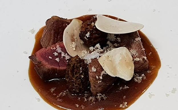 Ragout de presa ibérica, colmenillas y champiñones. Con carne de cochinos ibéricos extremeños (de Barcarrota) que cría Riqueza Natural y le proporciona Aitor Almero. En carta también hay un plato con lengua de ibérico.