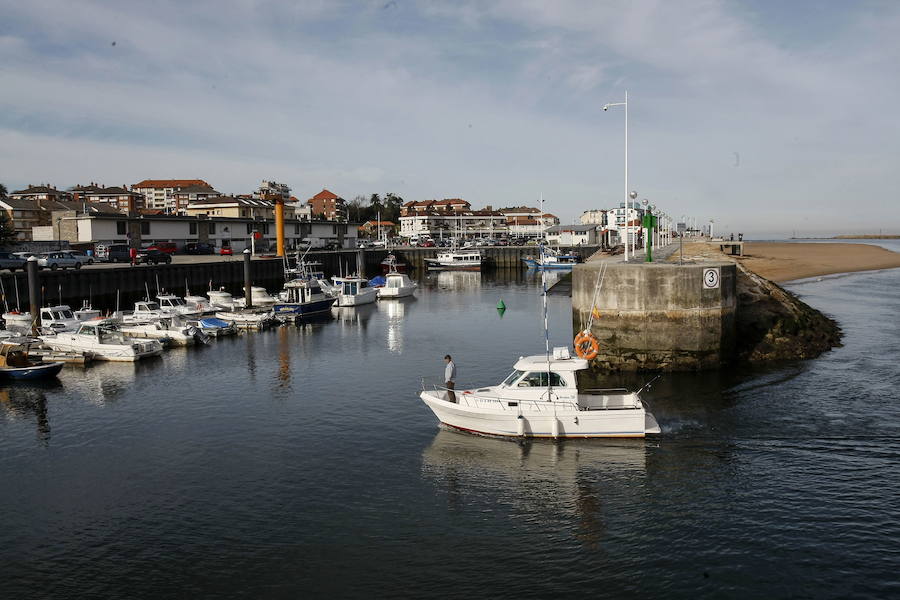 Una embarcación entra en el puerto cántabro.